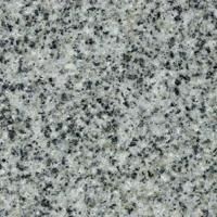 Et nærbillede af en grå granit bordplade.