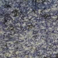 Et nærbillede af en blå og hvid granitbordplade.