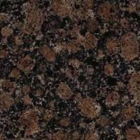 Et nærbillede af en bordplade af brun granit.