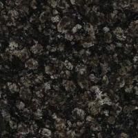 Et nærbillede af en sort granit bordplade.