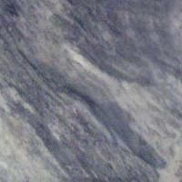 Et nærbillede af en marmorflise med en grå og hvid marmortekstur.