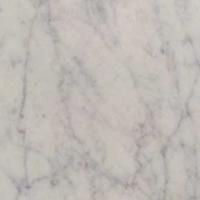 Et nærbillede af en hvid marmor bordplade.