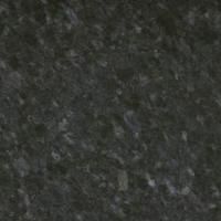 Et nærbillede af en sort granit bordplade.