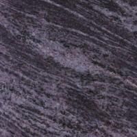 Et nærbillede af en lilla granit bordplade.