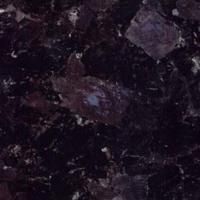 Et nærbillede af en lilla granit bordplade.