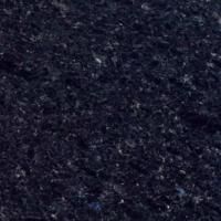 Et nærbillede af en sort granit bordplade.