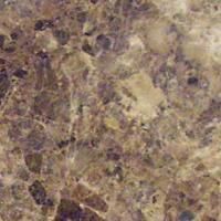 Et nærbillede af en bordplade i brun og lilla marmor.