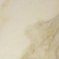 Et nærbillede af en hvid flise med marmortekstur.