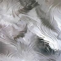 Et nærbillede af et stykke glas med et hvirvelmønster på.