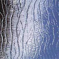 Et nærbillede af et stykke glas med et mønster på.