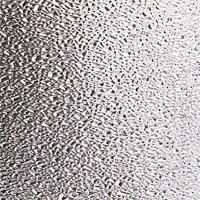 Et nærbillede af en metaloverflade med en kornet tekstur.