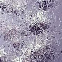 Et nærbillede af et stykke lilla glas med en lilla baggrund.