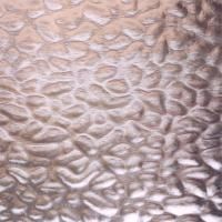 Et nærbillede af et stykke glas med et boblemønster.