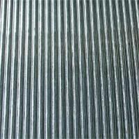 Et nærbillede af et stykke bølgemetal.