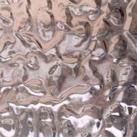 Et nærbillede af en metaloverflade med en metallisk tekstur.