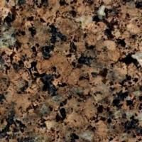 Et nærbillede af en bordplade i brun granit med sorte pletter.