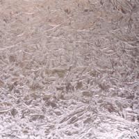 Et nærbillede af et stykke is på et vindue.