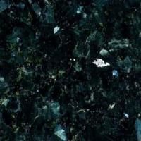 Et nærbillede af en sort granit bordplade.