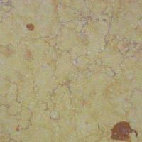 Et nærbillede af en marmorflise med en brun plet på.