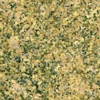 Et nærbillede af en gul granit bordplade.