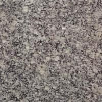 Et nærbillede af en grå granit bordplade.