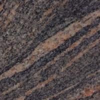 Et nærbillede af en granitflise med et stribet mønster.