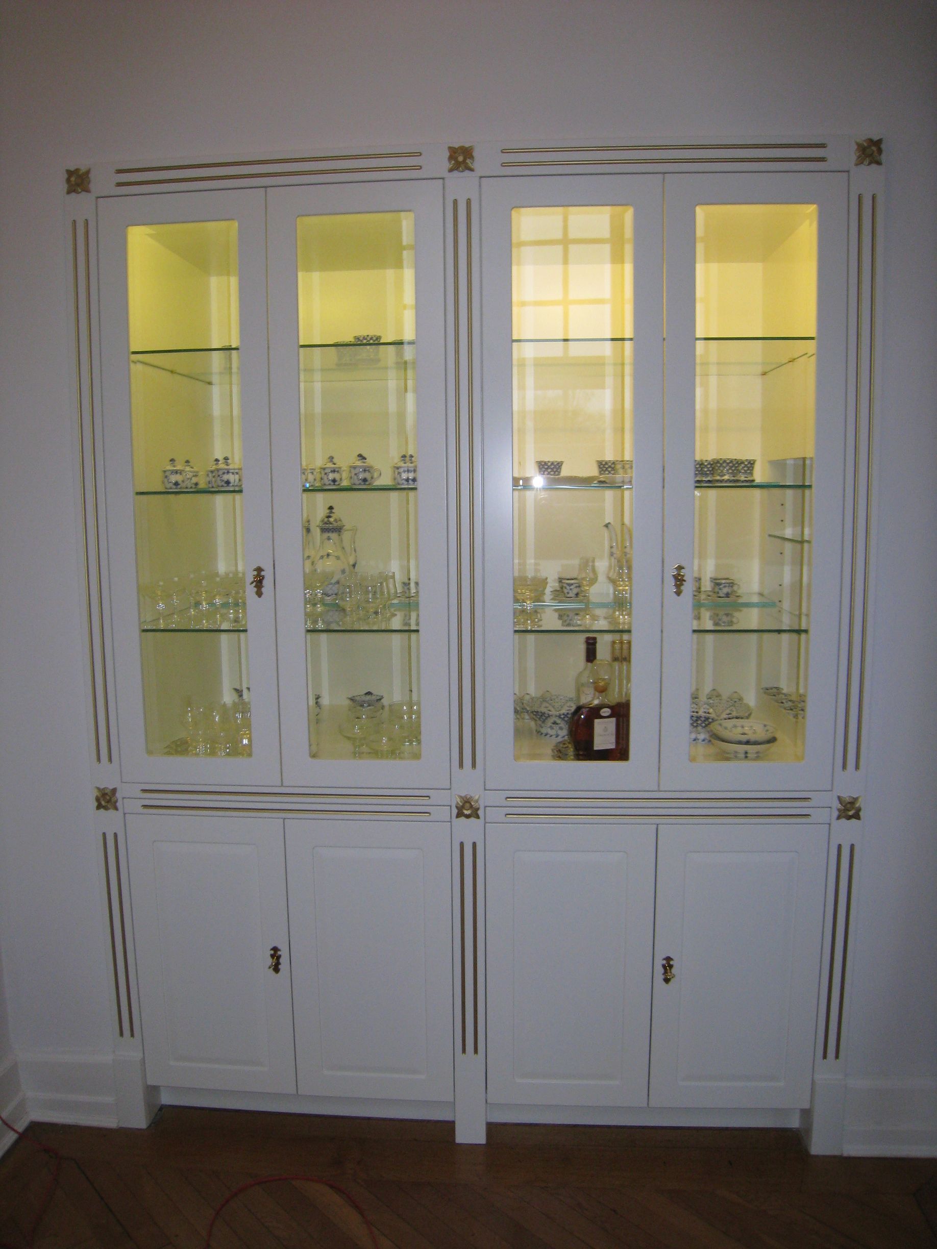 Et glasskab med en flaske i