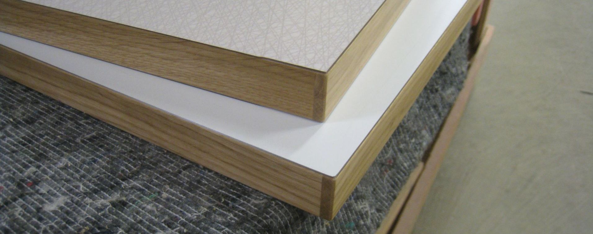 To stykker træ er stablet oven på hinanden på et bord.