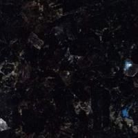 Et nærbillede af en sort granit bordplade.