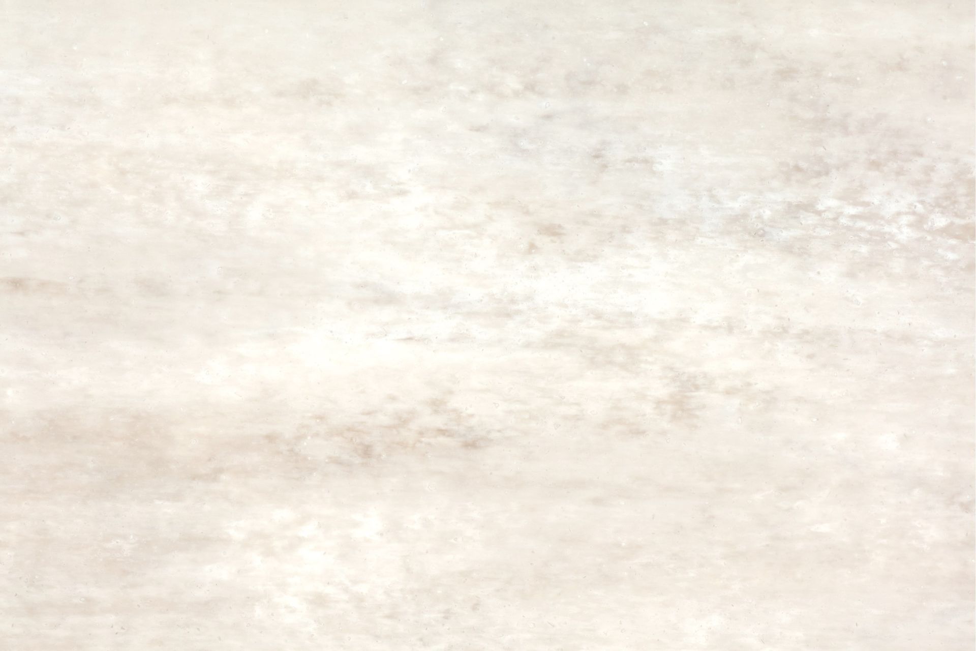 Et nærbillede af en hvid flise med marmortekstur.