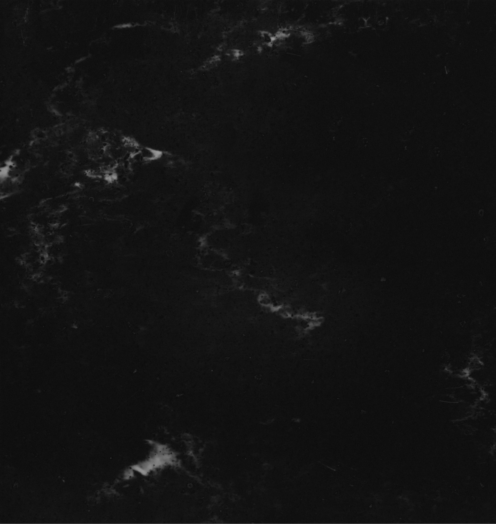 Et sort/hvidt foto af en overskyet himmel