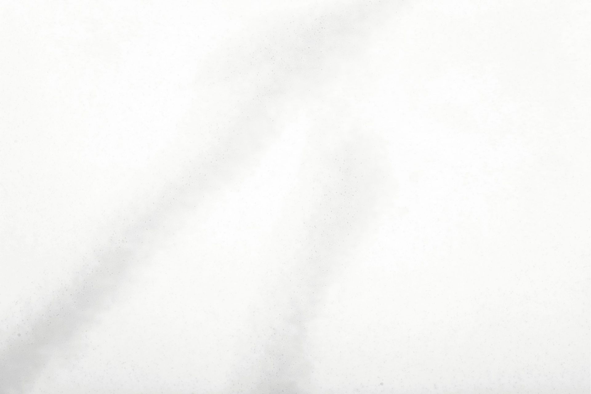 Et nærbillede af en hvid klud med en skygge på.