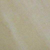 Et nærbillede af en beige flise med marmortekstur.