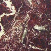 Et nærbillede af en marmorplade med en lilla og hvid marmortekstur.