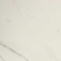 Et nærbillede af en hvid flise med marmortekstur.