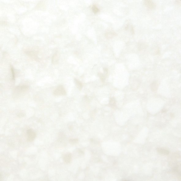 Et nærbillede af en bunke hvidt salt på en hvid overflade.