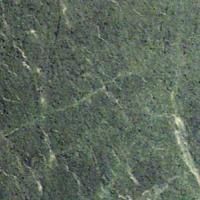 Et nærbillede af en grøn marmorflise.