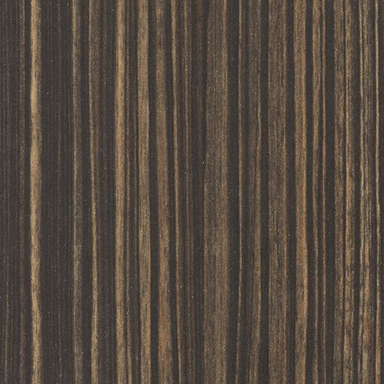 Et nærbillede af et stykke træ med et stribet mønster.