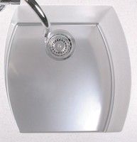 En køkkenvask i rustfrit stål med en vandhane ud af den.