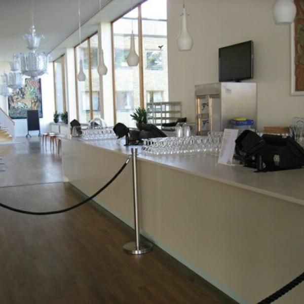 En restaurant med en lang disk og et reb imellem