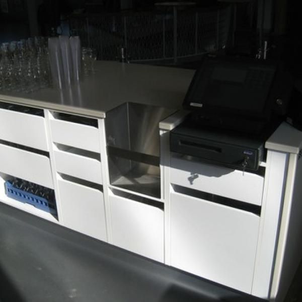 En køkkenbord med en rustfri stålvask og en printer