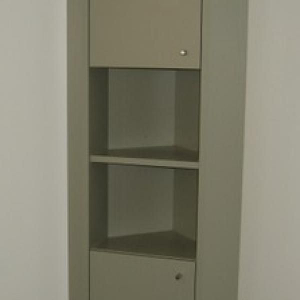 En hjørnehylde med låge og hylder i et rum.