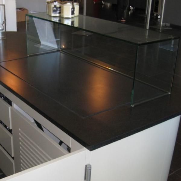 En disk med en glasmontre ovenpå