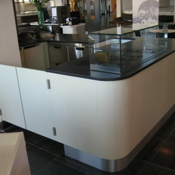 En disk med glasplade i et køkken