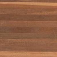 Et nærbillede af et skærebræt i træ, der viser træets årer.