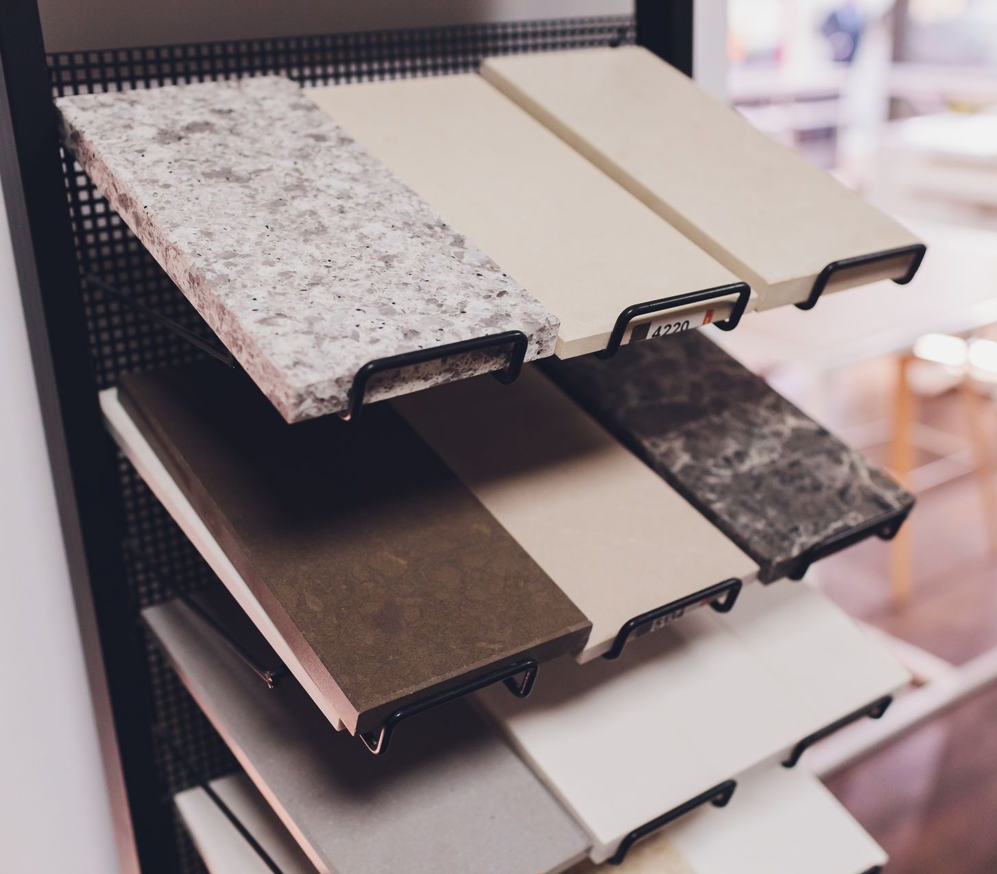 En udstilling af forskellige typer fliser inklusive granit