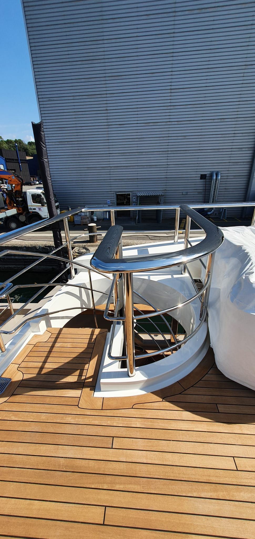 una barca con una scala e una ringhiera in acciaio inossidabile