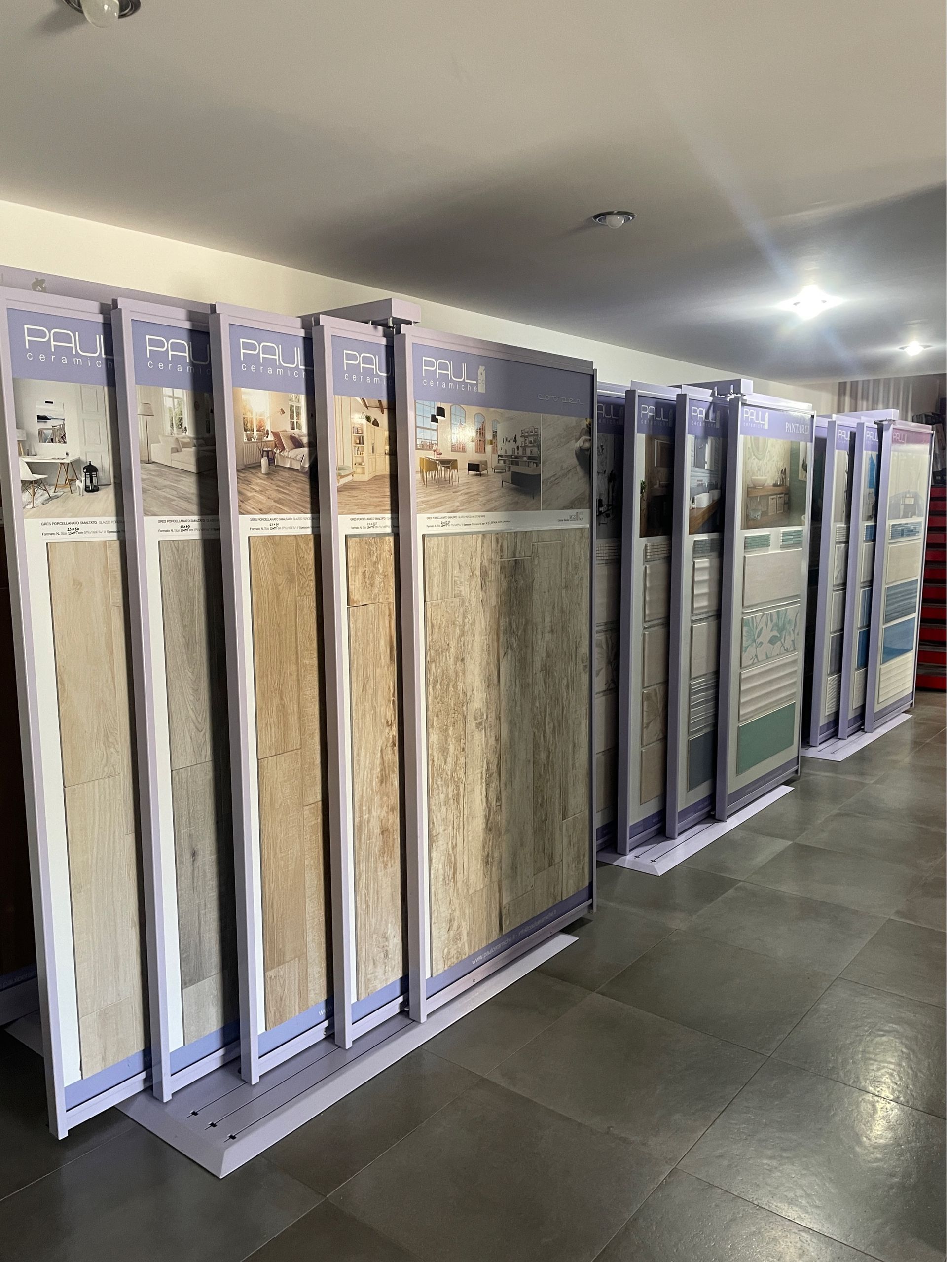 Una fila di piastrelle esposte in un negozio.