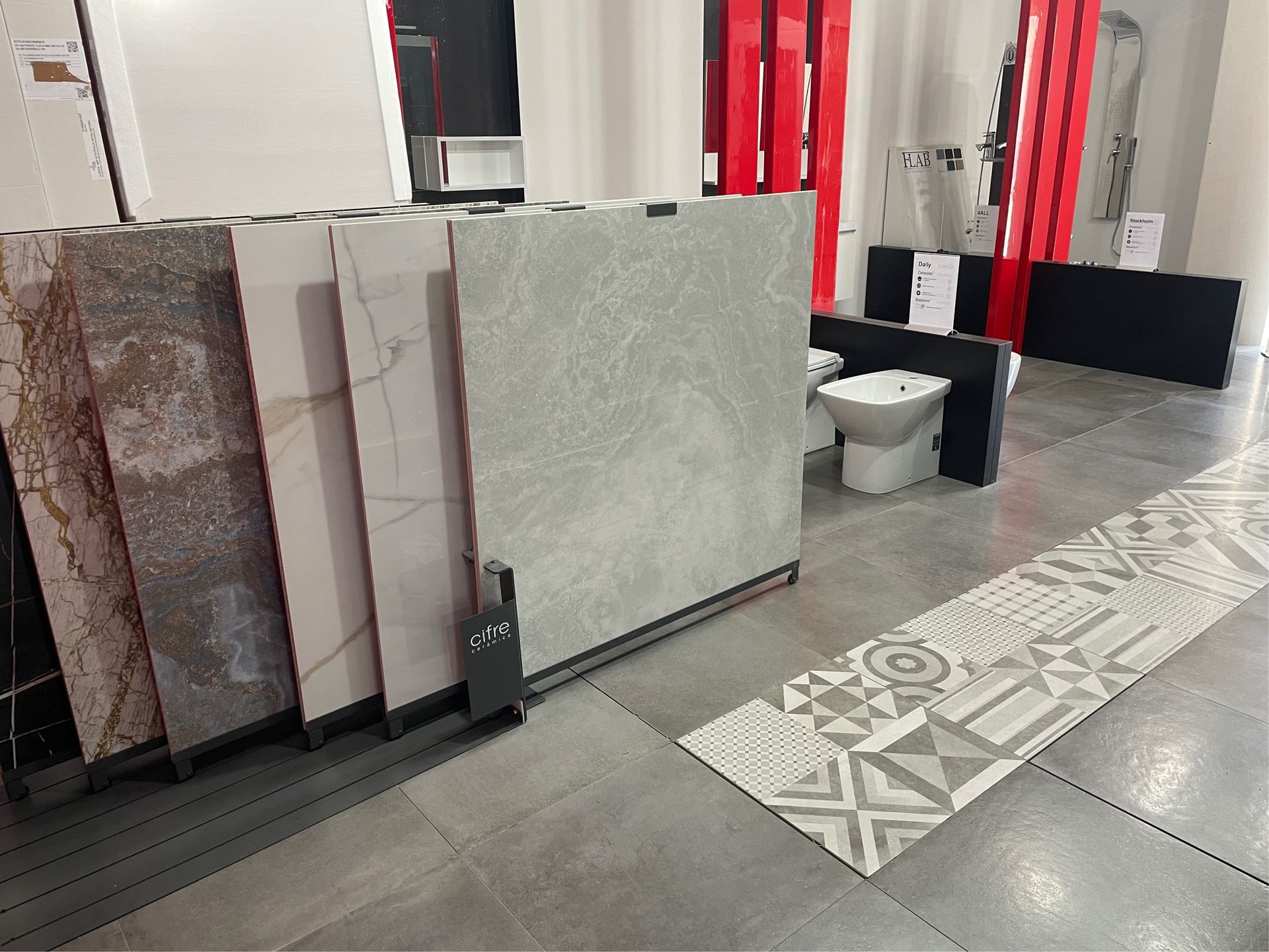 Ci sono molti tipi diversi di piastrelle esposte in questa stanza.