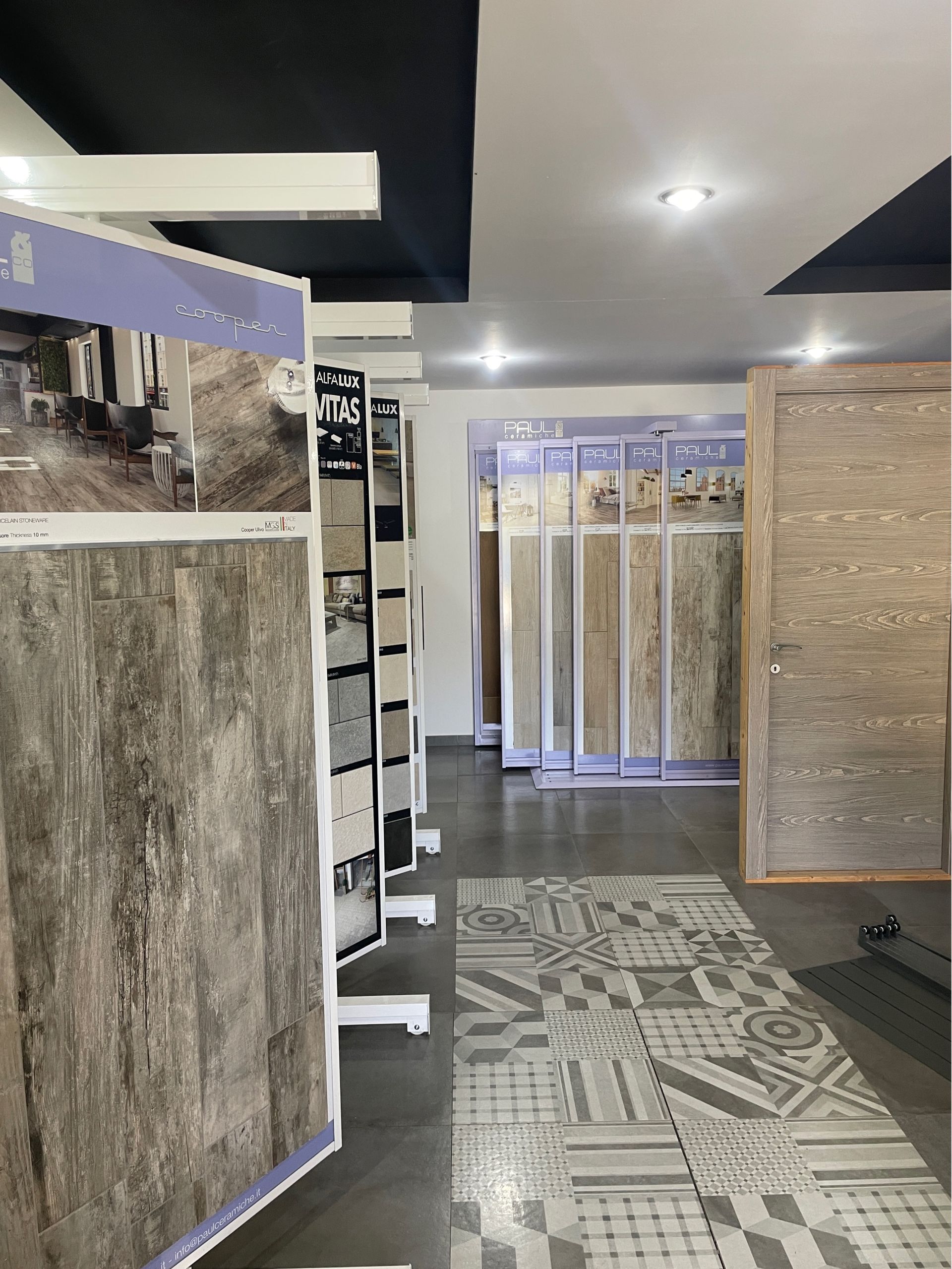 Uno showroom con tantissime piastrelle in esposizione